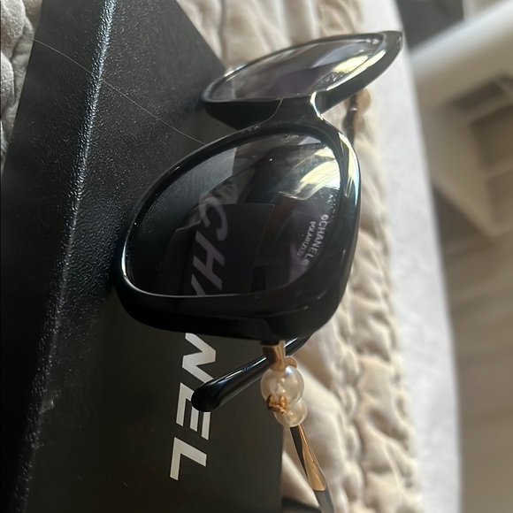 CHANEL- Classic Pearl Sunglasses - Picture 6 of 11